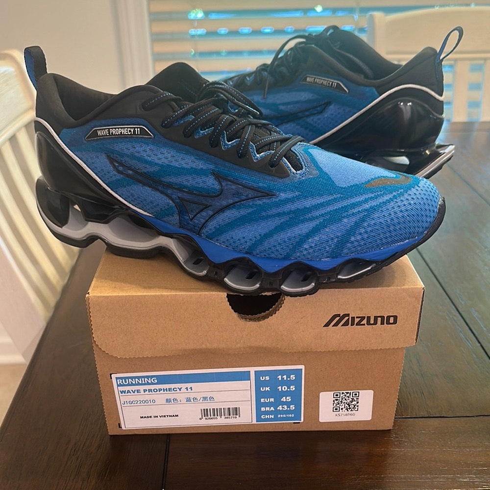 Mizuno Blue and Black Athletic Shoes with Wave Plate Technology. Brand new